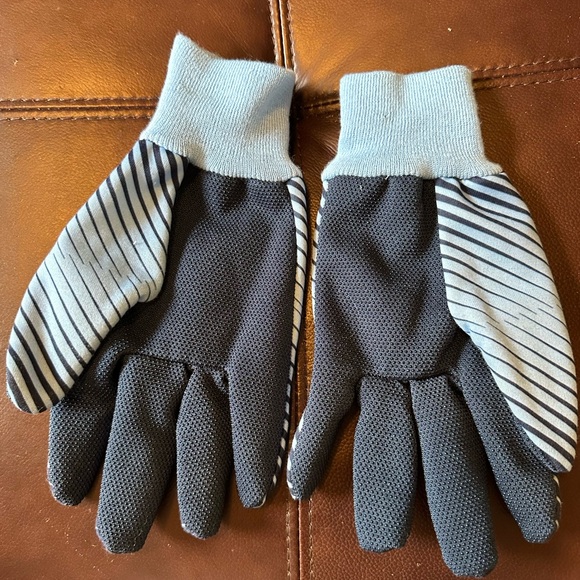UNC Striped Gloves - Picture 2 of 2